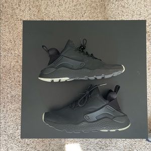 Women’s Black Nike Huarache